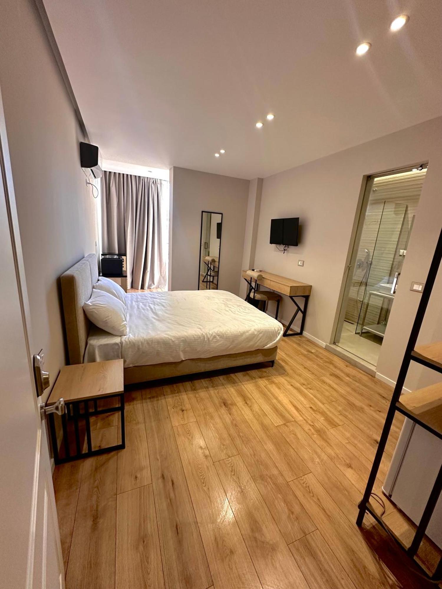 Amazon 8 Guesthouse Tiranë Ngoại thất bức ảnh